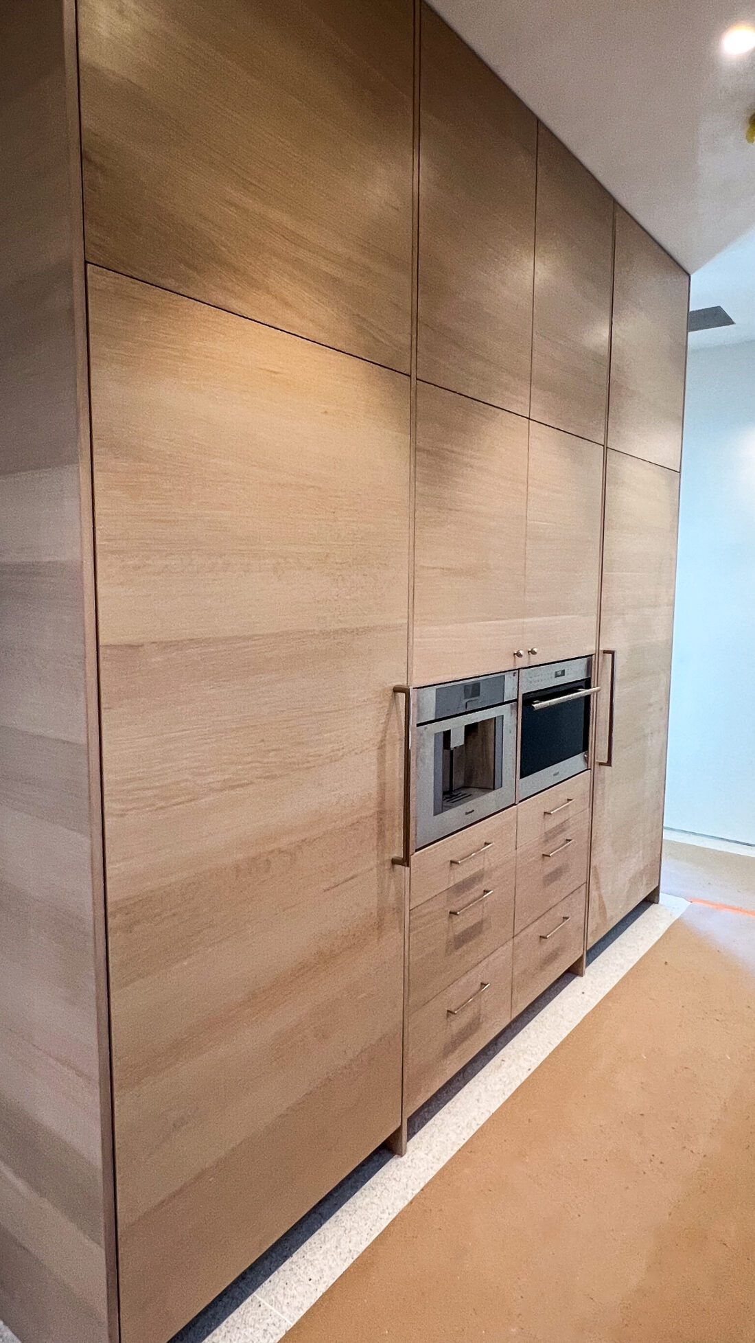 Butler's pantry in white oak